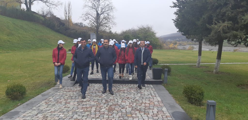 “Ölkəmizi tanıyaq”  tur-aksiyası çərçivəsində məktəblilər  Quba şəhərində “Soyqırımı Memorial Kompleksi”ni ziyarət etmişlər.