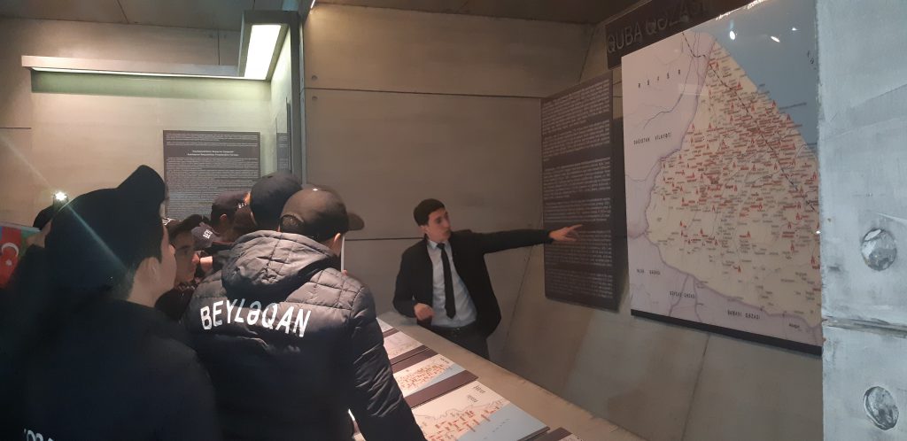 “Ölkəmizi tanıyaq”  tur-aksiyası çərçivəsində məktəblilər  Quba şəhərində “Soyqırımı Memorial Kompleksi”ni ziyarət etmişlər.