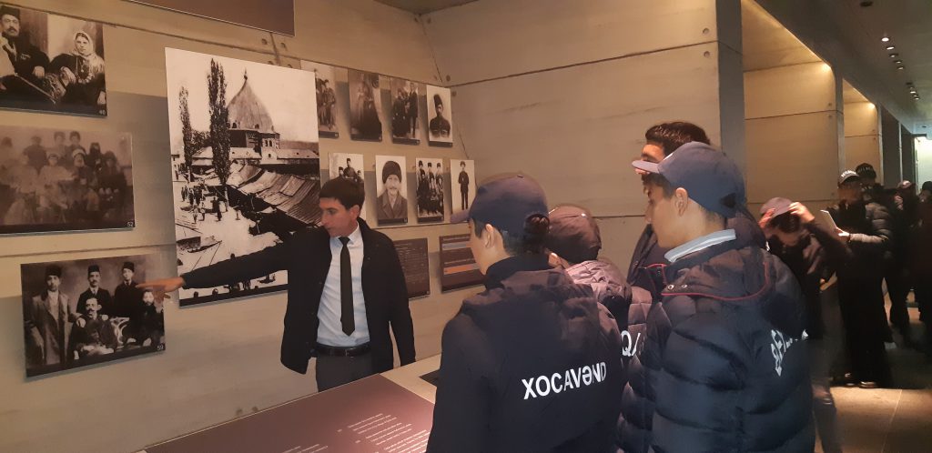 “Ölkəmizi tanıyaq”  tur-aksiyası çərçivəsində məktəblilər  Quba şəhərində “Soyqırımı Memorial Kompleksi”ni ziyarət etmişlər.