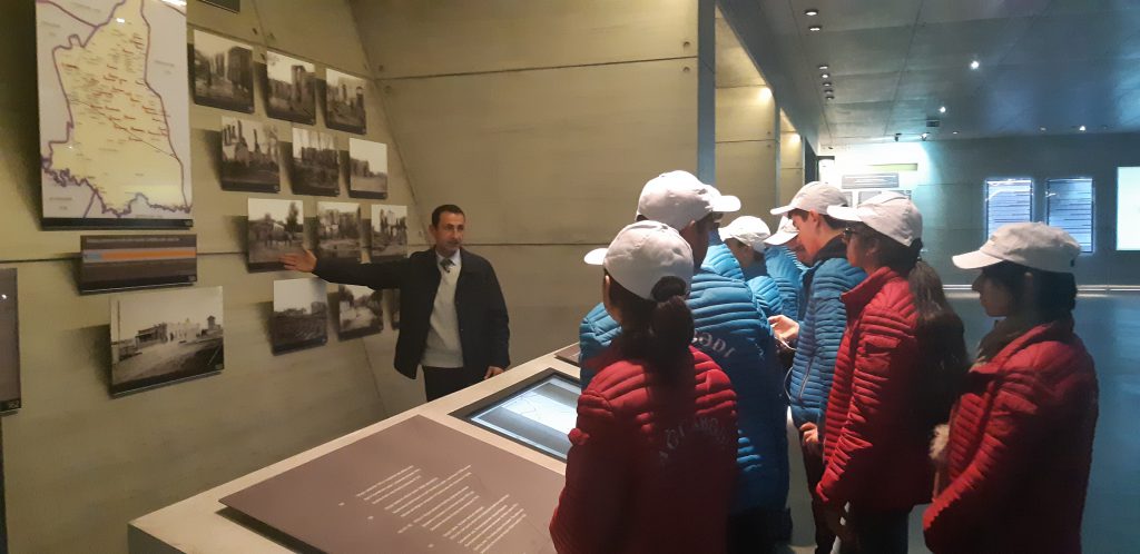 “Ölkəmizi tanıyaq”  tur-aksiyası çərçivəsində məktəblilər  Quba şəhərində “Soyqırımı Memorial Kompleksi”ni ziyarət etmişlər.