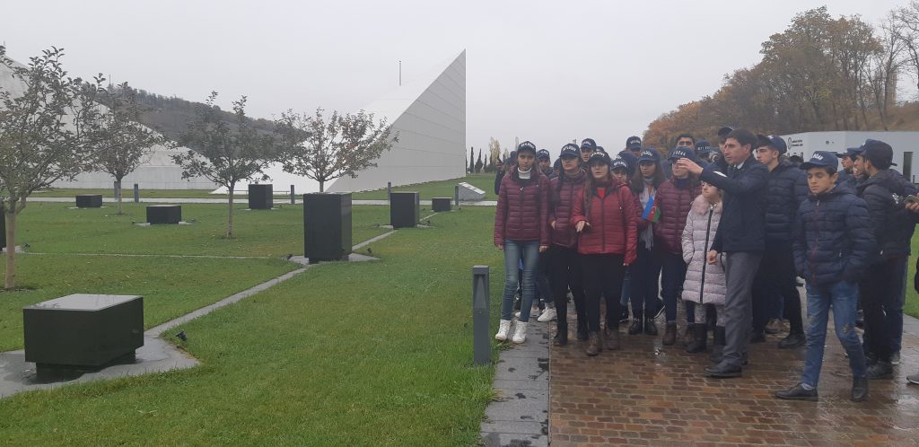 “Ölkəmizi tanıyaq”  tur-aksiyası çərçivəsində məktəblilər  Quba şəhərində “Soyqırımı Memorial Kompleksi”ni ziyarət etmişlər.