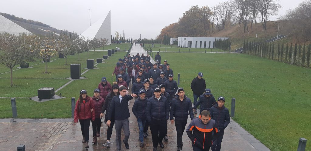 “Ölkəmizi tanıyaq”  tur-aksiyası çərçivəsində məktəblilər  Quba şəhərində “Soyqırımı Memorial Kompleksi”ni ziyarət etmişlər.