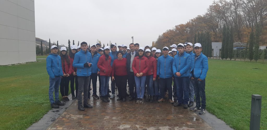 “Ölkəmizi tanıyaq”  tur-aksiyası çərçivəsində məktəblilər  Quba şəhərində “Soyqırımı Memorial Kompleksi”ni ziyarət etmişlər.