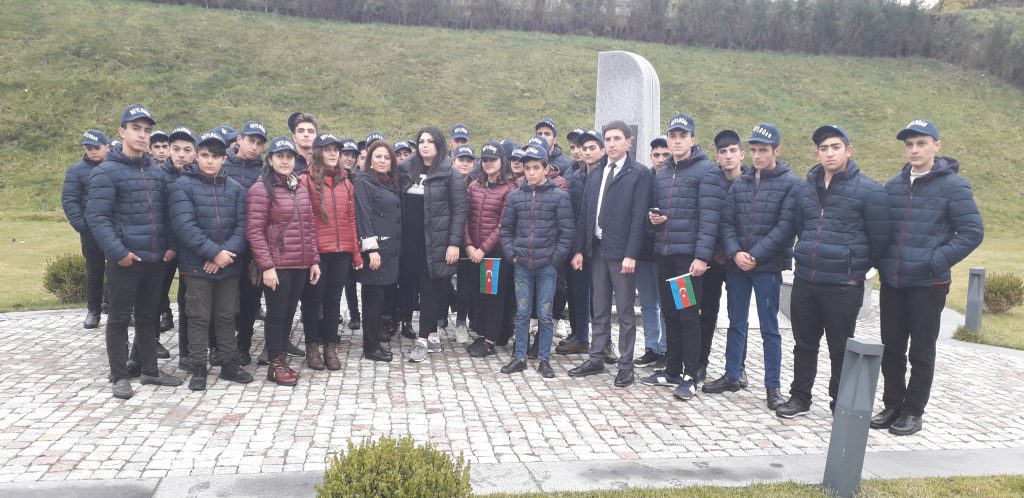 “Ölkəmizi tanıyaq”  tur-aksiyası çərçivəsində məktəblilər  Quba şəhərində “Soyqırımı Memorial Kompleksi”ni ziyarət etmişlər.