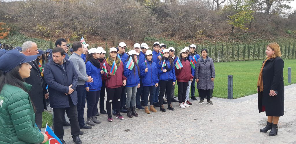 “Ölkəmizi tanıyaq”  tur-aksiyası çərçivəsində məktəblilər  Quba şəhərində “Soyqırımı Memorial Kompleksi”ni ziyarət etmişlər.