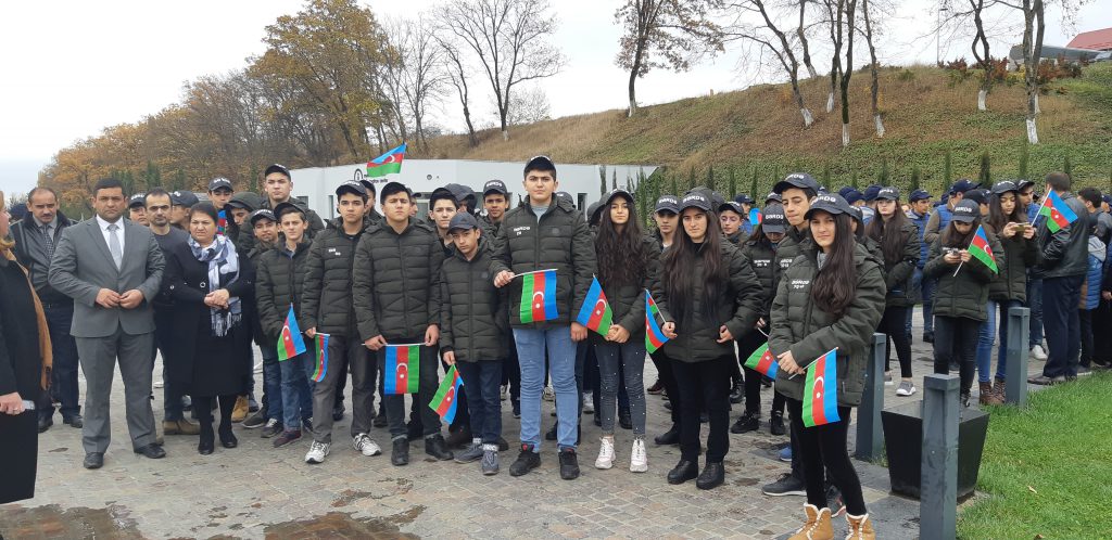 “Ölkəmizi tanıyaq”  tur-aksiyası çərçivəsində məktəblilər  Quba şəhərində “Soyqırımı Memorial Kompleksi”ni ziyarət etmişlər.