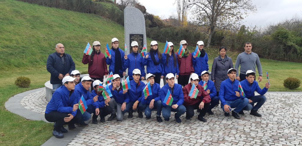 “Ölkəmizi tanıyaq”  tur-aksiyası çərçivəsində məktəblilər  Quba şəhərində “Soyqırımı Memorial Kompleksi”ni ziyarət etmişlər.