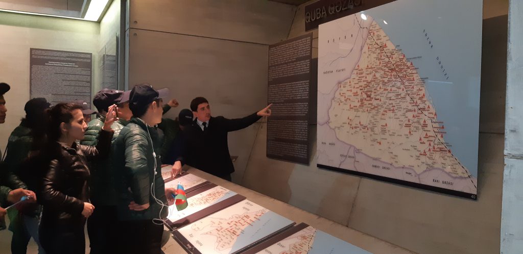 “Ölkəmizi tanıyaq”  tur-aksiyası çərçivəsində məktəblilər  Quba şəhərində “Soyqırımı Memorial Kompleksi”ni ziyarət etmişlər.