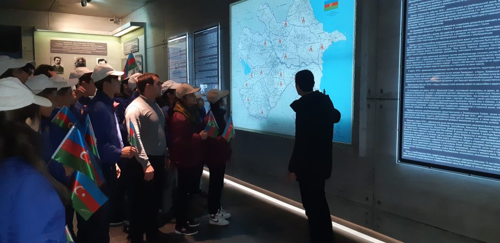 “Ölkəmizi tanıyaq”  tur-aksiyası çərçivəsində məktəblilər  Quba şəhərində “Soyqırımı Memorial Kompleksi”ni ziyarət etmişlər.