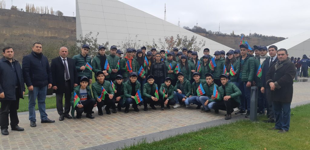 “Ölkəmizi tanıyaq”  tur-aksiyası çərçivəsində məktəblilər  Quba şəhərində “Soyqırımı Memorial Kompleksi”ni ziyarət etmişlər.