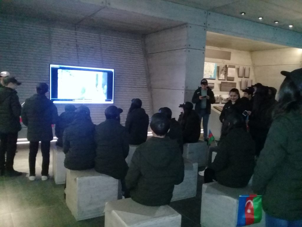 “Tarixi filmlər” günü proqramı çərçivəsində 16.11.2018-ci il tarixində Kompleksi ziyarət etmiş məktəblilər muzeyin zalında “Fətəli Xan” filmini maraqla izləmişlər.