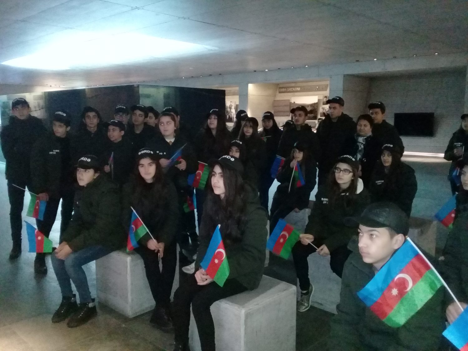 “Tarixi filmlər” günü proqramı çərçivəsində 16.11.2018-ci il tarixində Kompleksi ziyarət etmiş məktəblilər muzeyin zalında “Fətəli Xan” filmini maraqla izləmişlər.