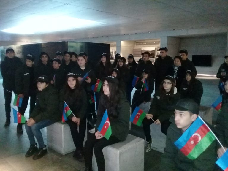 “Tarixi filmlər” günü proqramı çərçivəsində 16.11.2018-ci il tarixində Kompleksi ziyarət etmiş məktəblilər muzeyin zalında “Fətəli Xan” filmini maraqla izləmişlər.