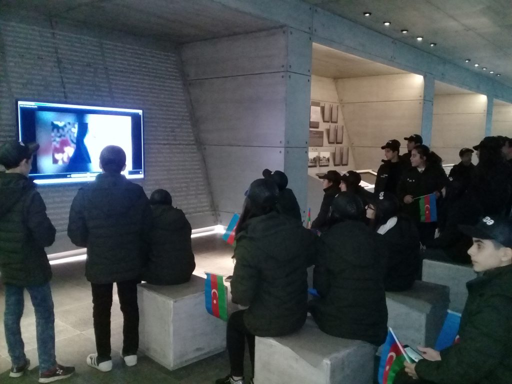 “Tarixi filmlər” günü proqramı çərçivəsində 16.11.2018-ci il tarixində Kompleksi ziyarət etmiş məktəblilər muzeyin zalında “Fətəli Xan” filmini maraqla izləmişlər.