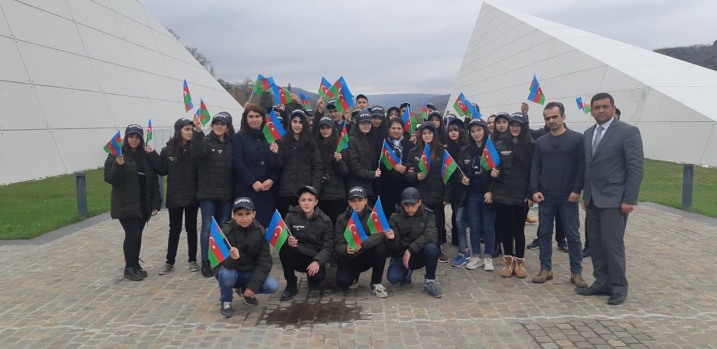 “Ölkəmizi tanıyaq”  tur-aksiyası çərçivəsində məktəblilər  Quba şəhərində “Soyqırımı Memorial Kompleksi”ni ziyarət etmişlər.