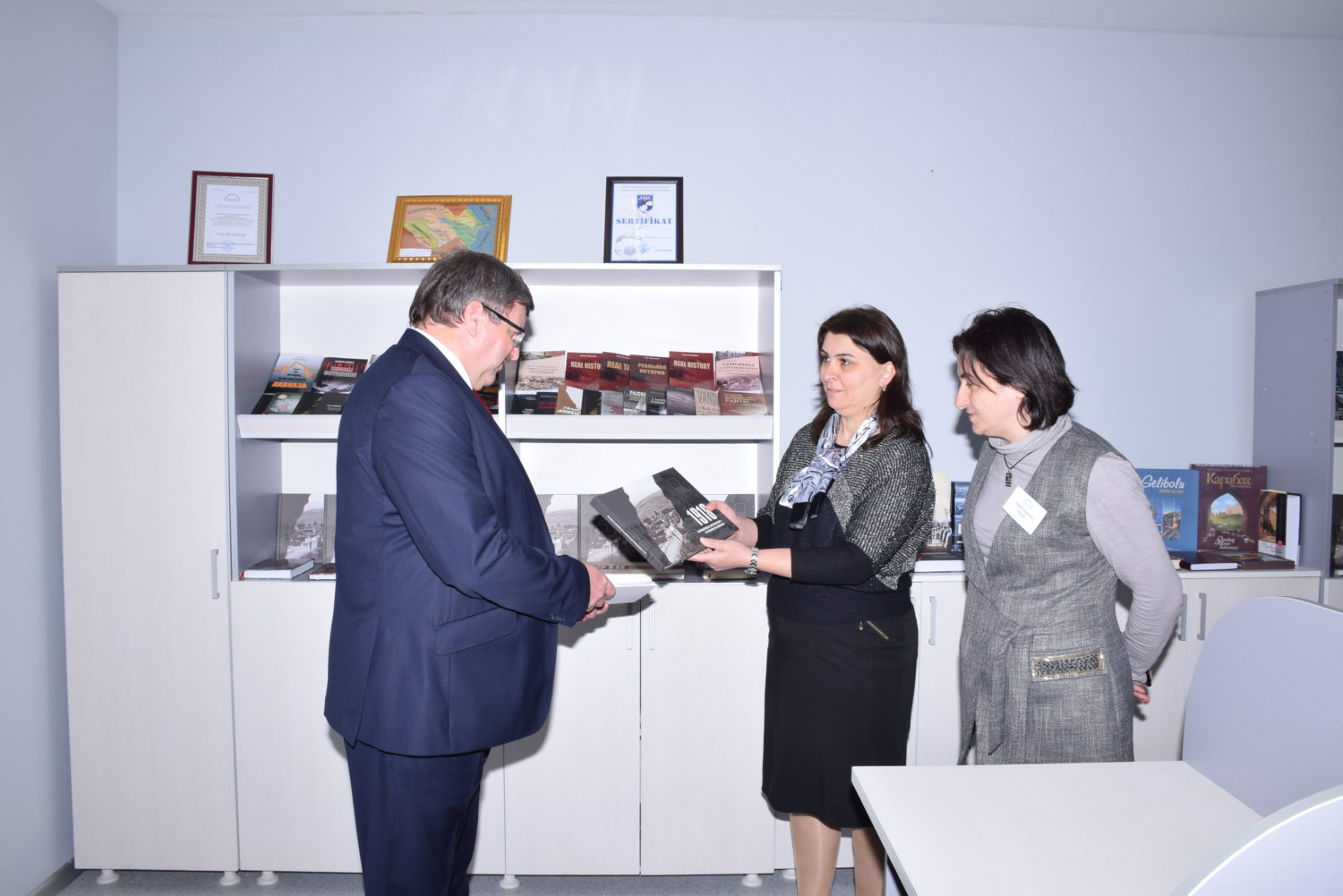 Norveç Krallığının Azərbaycan Respublikasındakı Müvəqqəti İşlər Vəkili cənab Olav-Nils Thuenin və xanımı Quba şəhərində “ Soyqırımı Memorial Kompleksi” ndə.