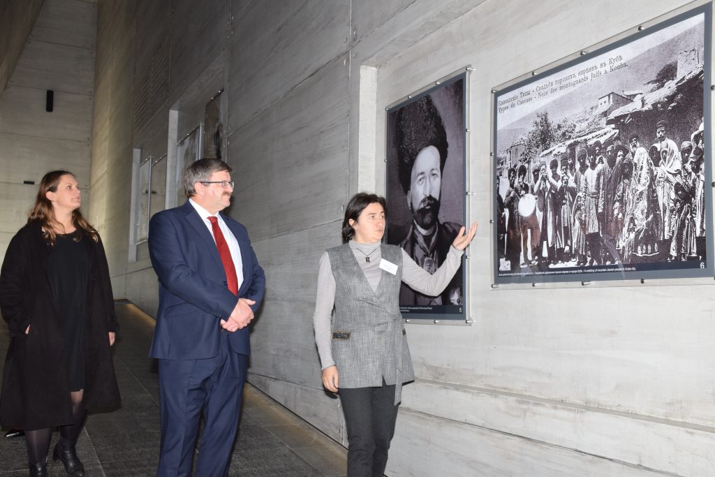 Norveç Krallığının Azərbaycan Respublikasındakı Müvəqqəti İşlər Vəkili cənab Olav-Nils Thuenin və xanımı Quba şəhərində “ Soyqırımı Memorial Kompleksi” ndə.