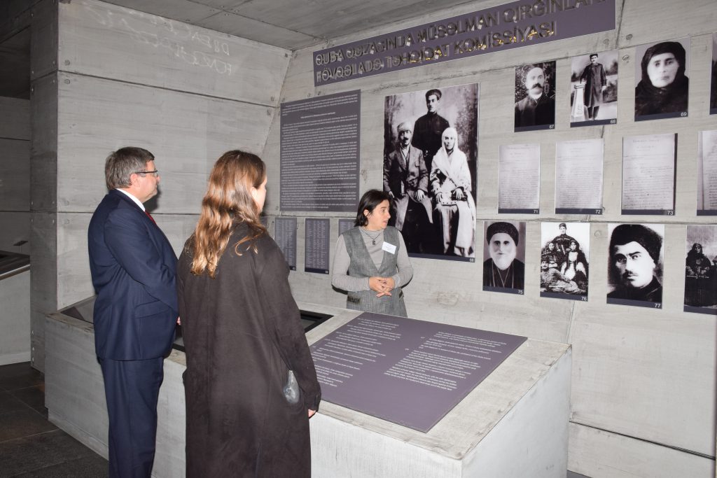 Norveç Krallığının Azərbaycan Respublikasındakı Müvəqqəti İşlər Vəkili cənab Olav-Nils Thuenin və xanımı Quba şəhərində “ Soyqırımı Memorial Kompleksi” ndə.