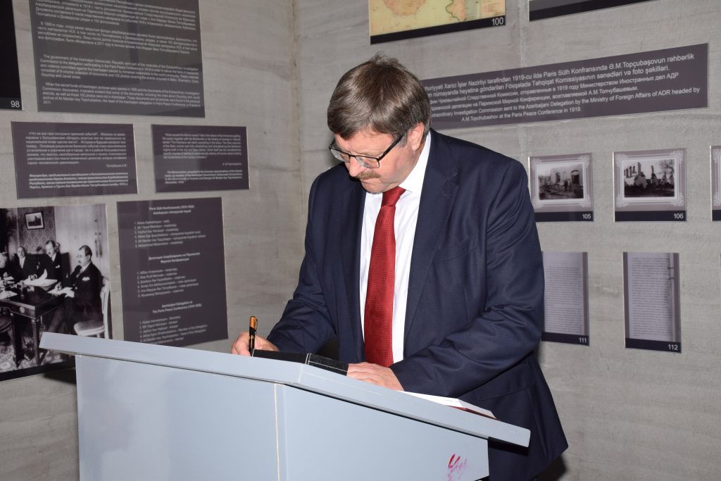 Norveç Krallığının Azərbaycan Respublikasındakı Müvəqqəti İşlər Vəkili cənab Olav-Nils Thuenin və xanımı Quba şəhərində “ Soyqırımı Memorial Kompleksi” ndə.