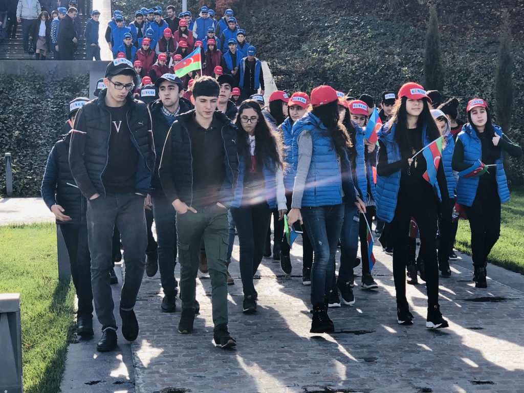 “Ölkəmizi tanıyaq”  tur-aksiyası çərçivəsində məktəblilər  Quba şəhərində “Soyqırımı Memorial Kompleksi”ni ziyarət etmişlər.