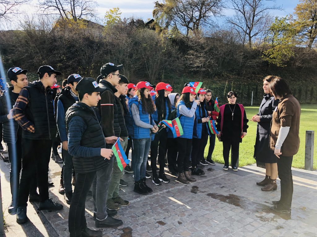 “Ölkəmizi tanıyaq”  tur-aksiyası çərçivəsində məktəblilər  Quba şəhərində “Soyqırımı Memorial Kompleksi”ni ziyarət etmişlər.