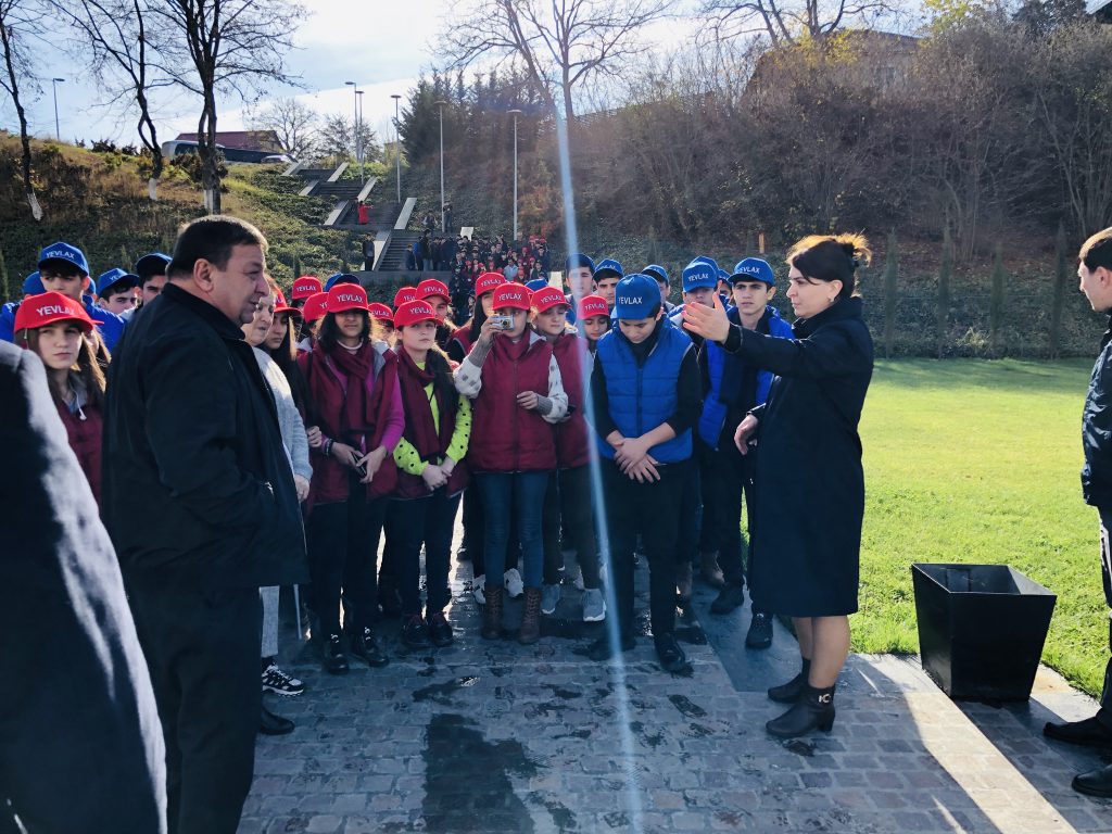 “Ölkəmizi tanıyaq”  tur-aksiyası çərçivəsində məktəblilər  Quba şəhərində “Soyqırımı Memorial Kompleksi”ni ziyarət etmişlər.