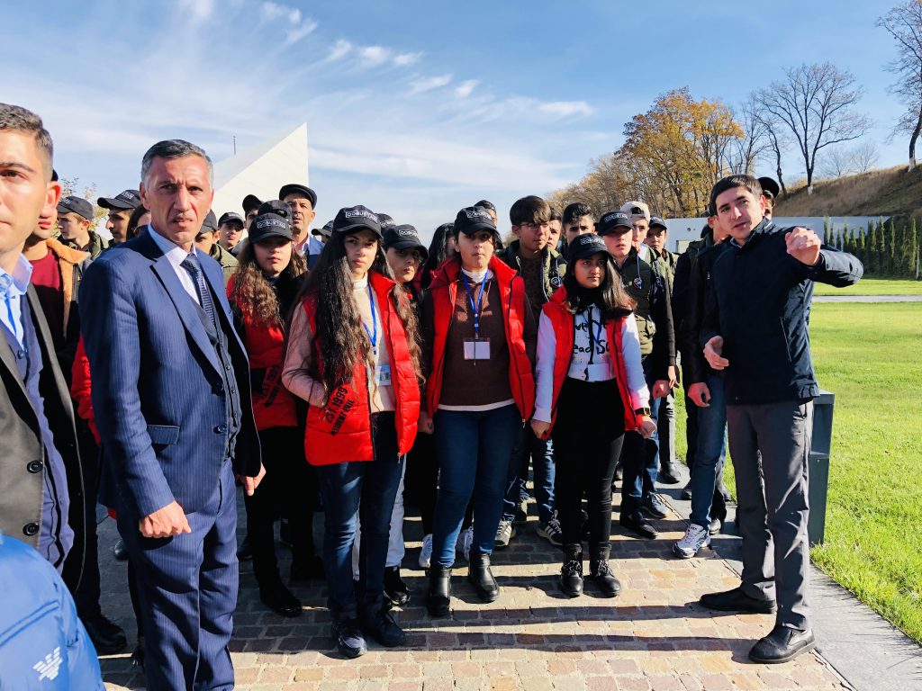 “Ölkəmizi tanıyaq”  tur-aksiyası çərçivəsində məktəblilər  Quba şəhərində “Soyqırımı Memorial Kompleksi”ni ziyarət etmişlər.