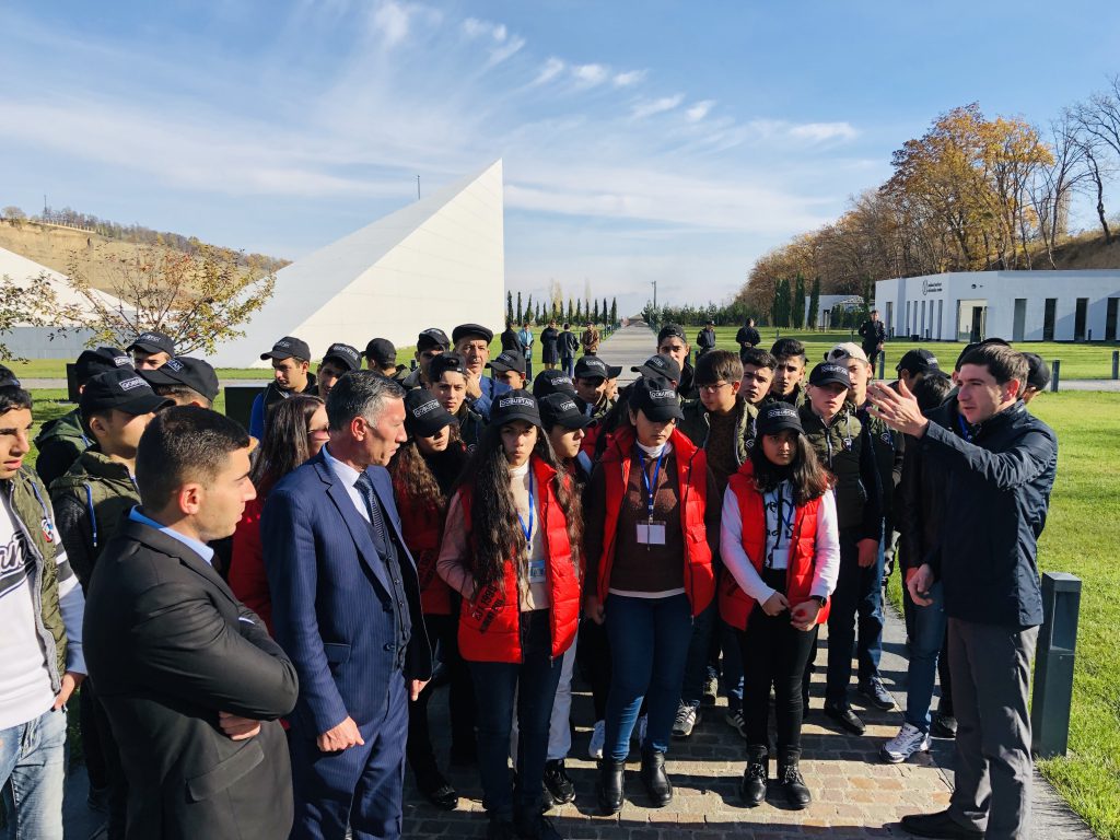 “Ölkəmizi tanıyaq”  tur-aksiyası çərçivəsində məktəblilər  Quba şəhərində “Soyqırımı Memorial Kompleksi”ni ziyarət etmişlər.