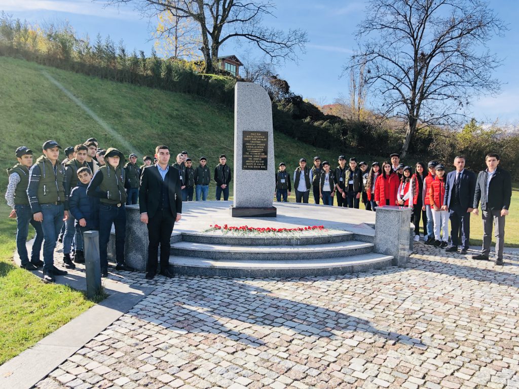 “Ölkəmizi tanıyaq”  tur-aksiyası çərçivəsində məktəblilər  Quba şəhərində “Soyqırımı Memorial Kompleksi”ni ziyarət etmişlər.