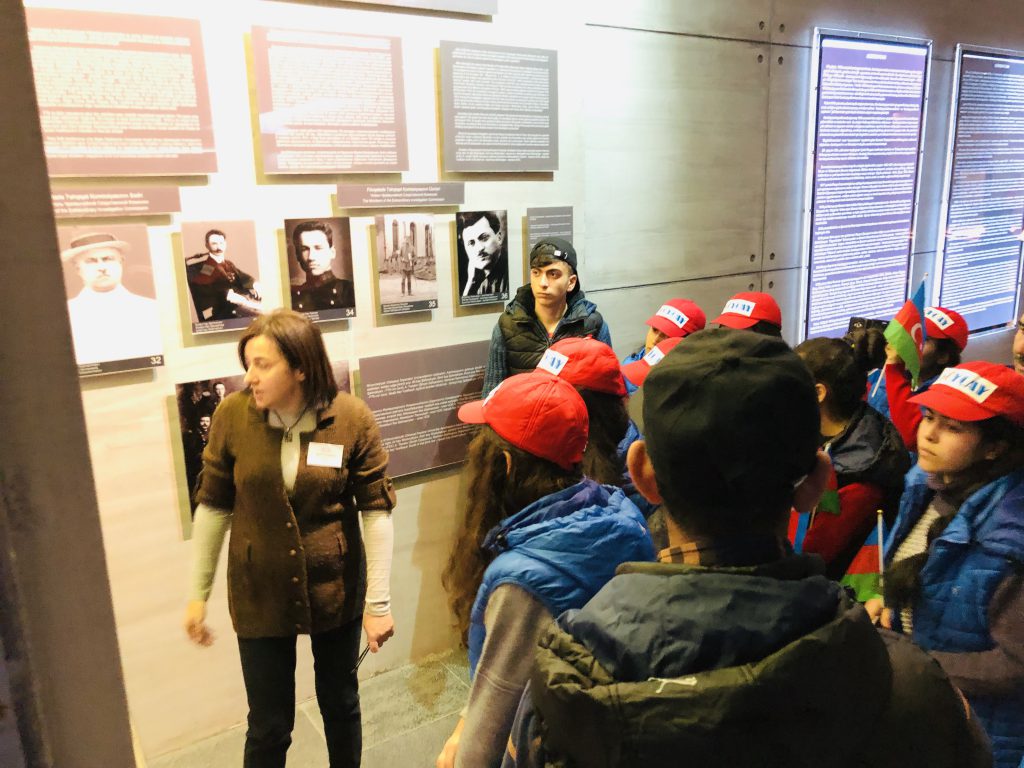“Ölkəmizi tanıyaq”  tur-aksiyası çərçivəsində məktəblilər  Quba şəhərində “Soyqırımı Memorial Kompleksi”ni ziyarət etmişlər.
