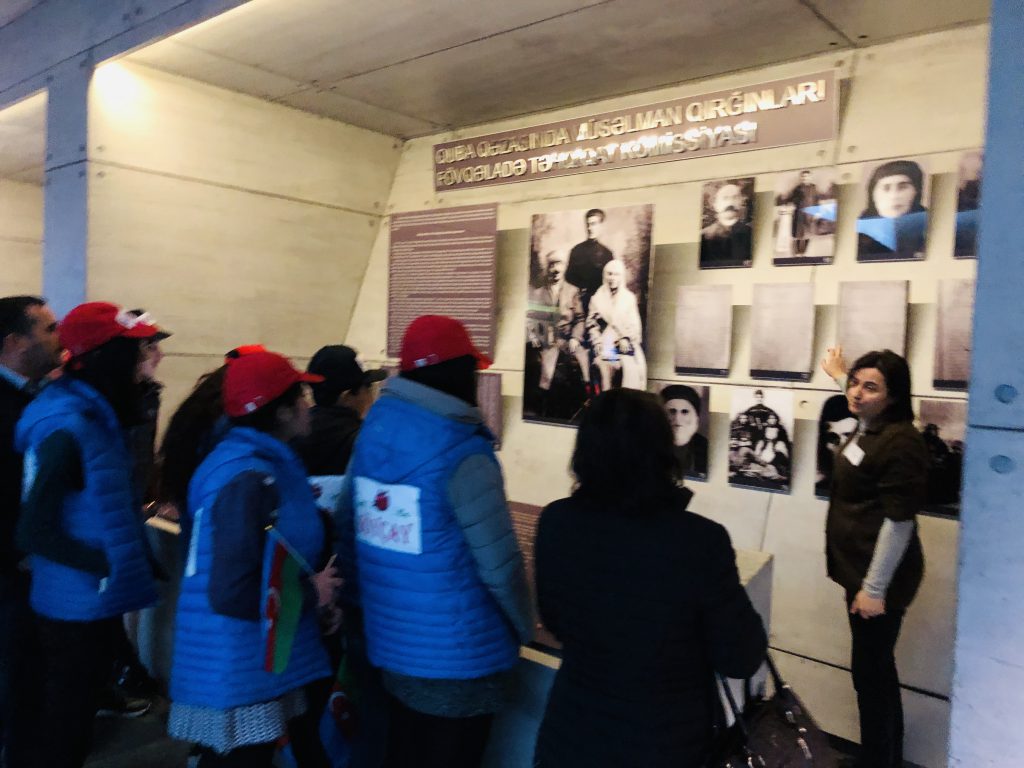 “Ölkəmizi tanıyaq”  tur-aksiyası çərçivəsində məktəblilər  Quba şəhərində “Soyqırımı Memorial Kompleksi”ni ziyarət etmişlər.
