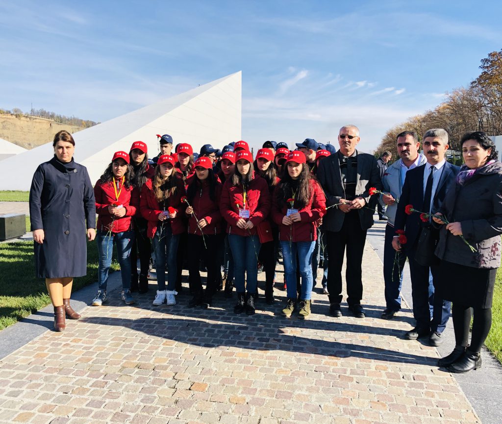 “Ölkəmizi tanıyaq”  tur-aksiyası çərçivəsində məktəblilər  Quba şəhərində “Soyqırımı Memorial Kompleksi”ni ziyarət etmişlər.