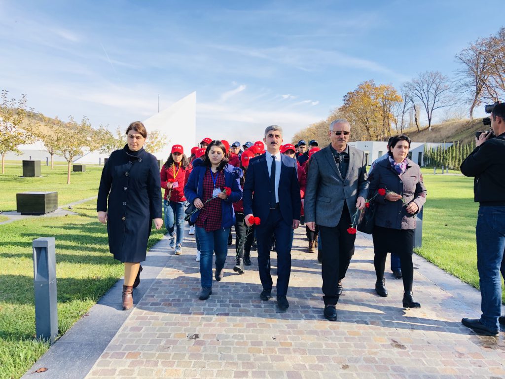 “Ölkəmizi tanıyaq”  tur-aksiyası çərçivəsində məktəblilər  Quba şəhərində “Soyqırımı Memorial Kompleksi”ni ziyarət etmişlər.