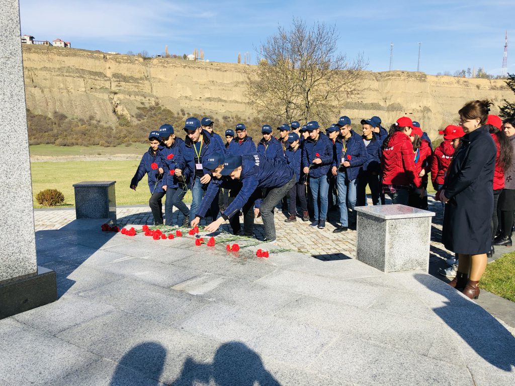 “Ölkəmizi tanıyaq”  tur-aksiyası çərçivəsində məktəblilər  Quba şəhərində “Soyqırımı Memorial Kompleksi”ni ziyarət etmişlər.