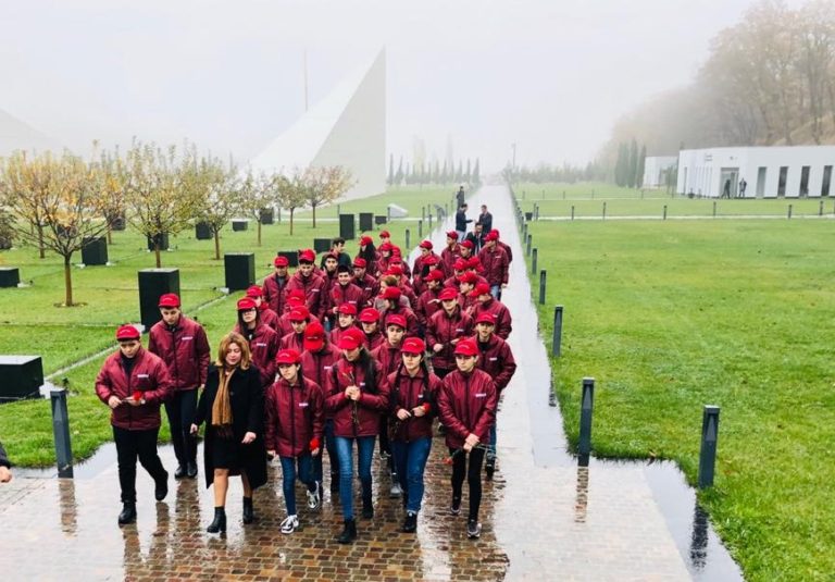 “Ölkəmizi tanıyaq”  tur-aksiyası çərçivəsində məktəblilər  Quba şəhərində “Soyqırımı Memorial Kompleksi”ni ziyarət etmişlər.