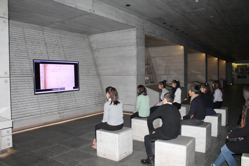 Quba şəhəri “Soyqırımı Memorial Kompleksi”ndə Azərbaycan Respublikasının  Ümummilli  Lideri Heydər Əliyevin xatirə günləri çərçivəsində Ulu Öndərin həyat və fəaliyyətini əks etdirən sənədli film nümayiş etdirilmişdir.
