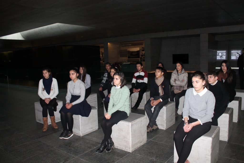 Quba şəhəri “Soyqırımı Memorial Kompleksi”ndə Azərbaycan Respublikasının  Ümummilli  Lideri Heydər Əliyevin xatirə günləri çərçivəsində Ulu Öndərin həyat və fəaliyyətini əks etdirən sənədli film nümayiş etdirilmişdir.