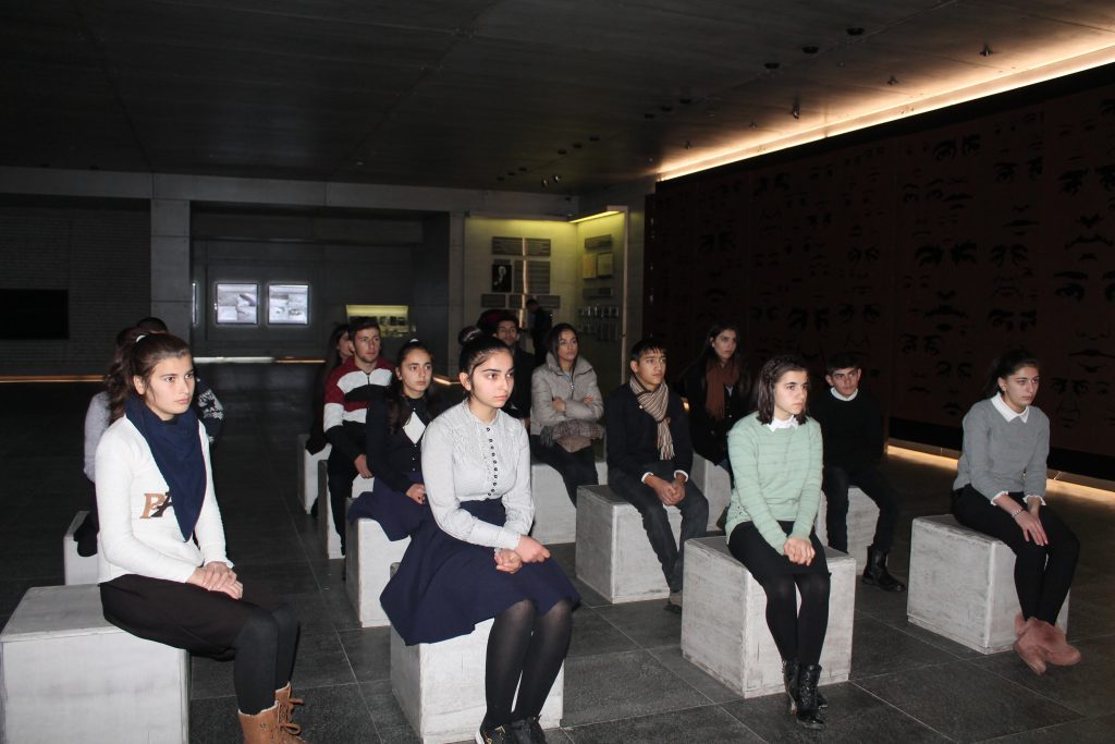 Quba şəhəri “Soyqırımı Memorial Kompleksi”ndə Azərbaycan Respublikasının  Ümummilli  Lideri Heydər Əliyevin xatirə günləri çərçivəsində Ulu Öndərin həyat və fəaliyyətini əks etdirən sənədli film nümayiş etdirilmişdir.