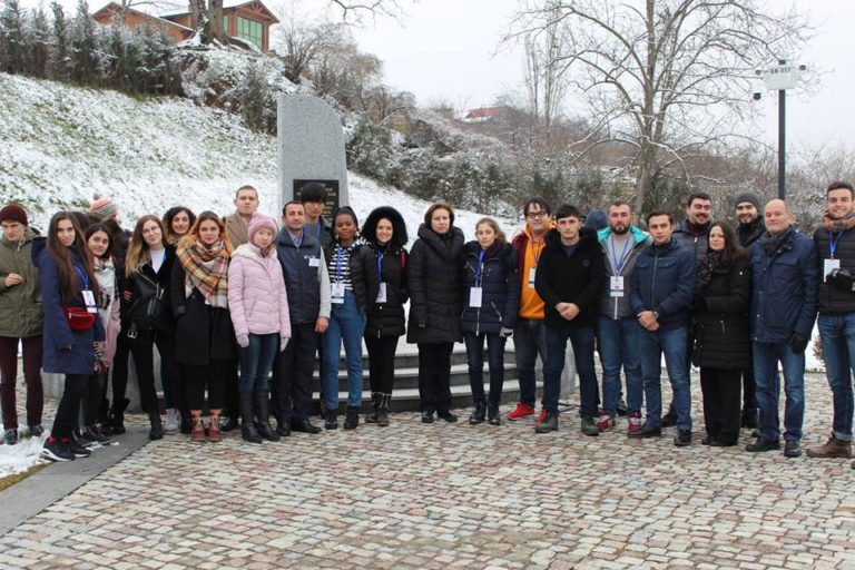 Bakı Beynəlxalq Multikulturalizm Mərkəzinin (BBMM) təşkil etdiyi “Azərbaycan multikulturalizminin ədəbi-bədii qaynaqları” adlı VIII Beynəlxalq Multikulturalizm Qış Məktəbinin iştirakçıları Quba şəhərində “Soyqırımı Memorial Kompleksi” ndə.