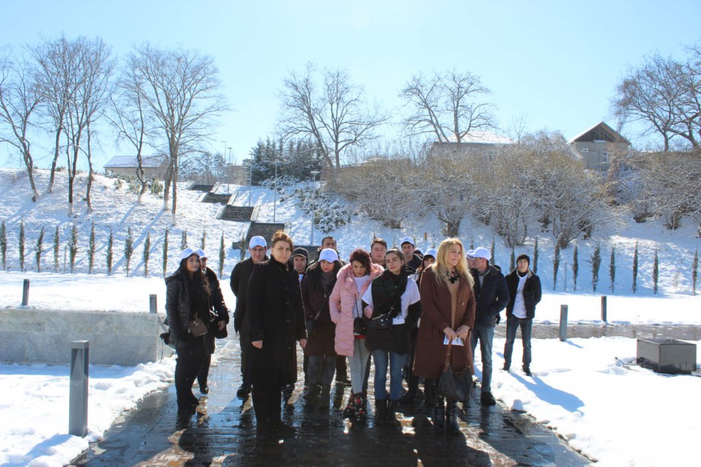 Bakı şəhəri Binəqədi YAP-nın fəal gəncləri  Quba şəhərində “Soyqırımı Memorial Kompleksi”ndə.