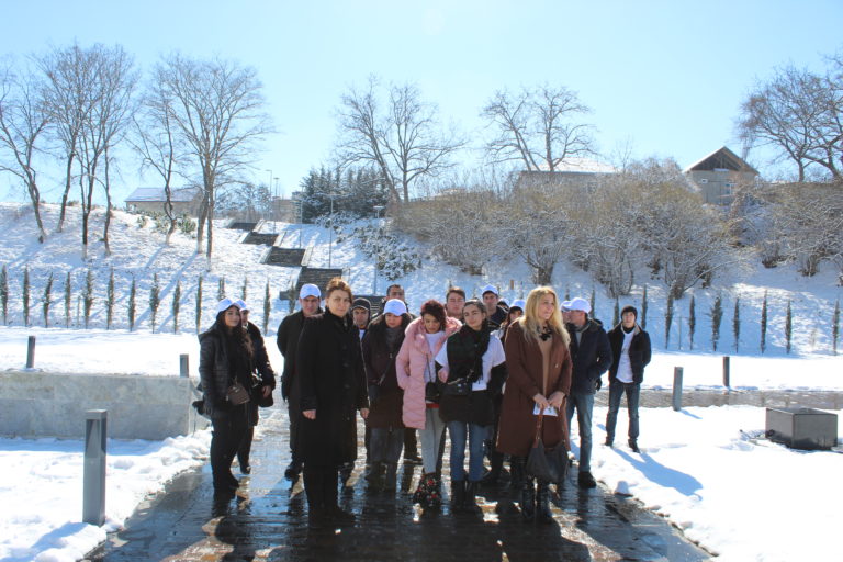Bakı şəhəri Binəqədi YAP-nın fəal gəncləri  Quba şəhərində “Soyqırımı Memorial Kompleksi”ndə.