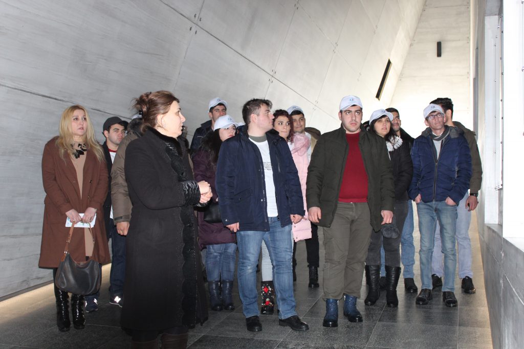 Bakı şəhəri Binəqədi YAP-nın fəal gəncləri  Quba şəhərində “Soyqırımı Memorial Kompleksi”ndə.