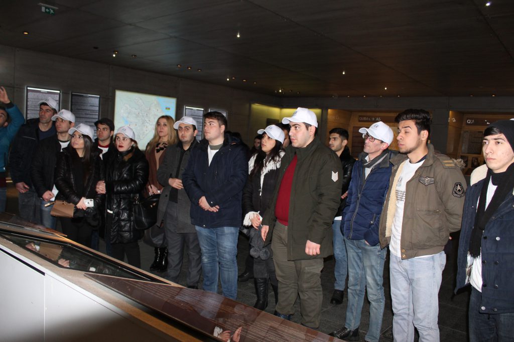 Bakı şəhəri Binəqədi YAP-nın fəal gəncləri  Quba şəhərində “Soyqırımı Memorial Kompleksi”ndə.