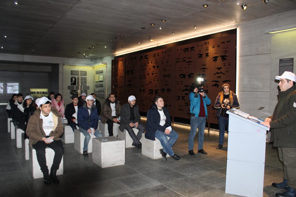 Bakı şəhəri Binəqədi YAP-nın fəal gəncləri  Quba şəhərində “Soyqırımı Memorial Kompleksi”ndə.