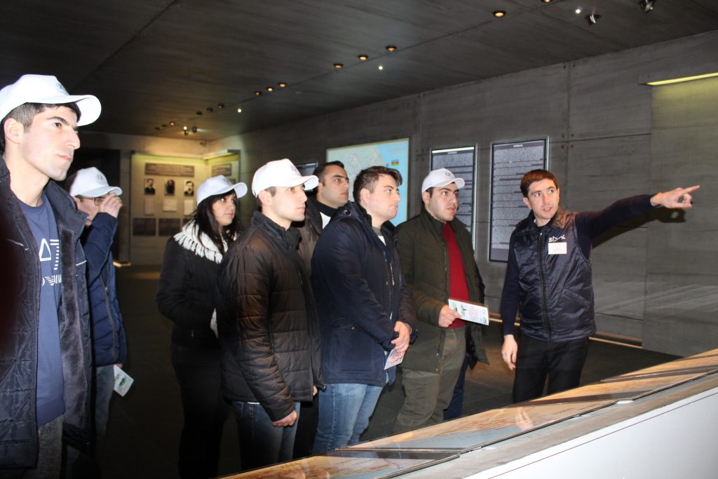 Bakı şəhəri Binəqədi YAP-nın fəal gəncləri  Quba şəhərində “Soyqırımı Memorial Kompleksi”ndə.