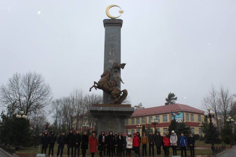 Kompleks əməkdaşları və Qusar məktəbliləri Qanlı dərədə qələbə qazanmış Qusar və Quba qəhrəmanlarının şərəfinə ucaldılmış abidəni ziyarət etmişlər.