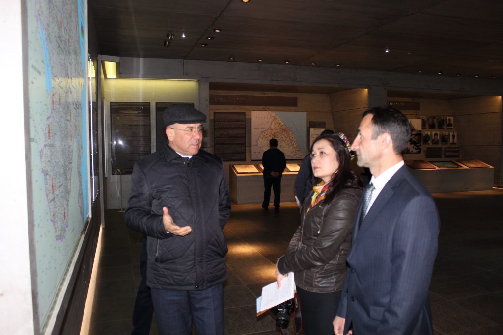 Özbəkistanlı jurnalistlər Quba şəhərində “Soyqırımı Memorial Kompleksi” ni ziyarət etmişlər.
