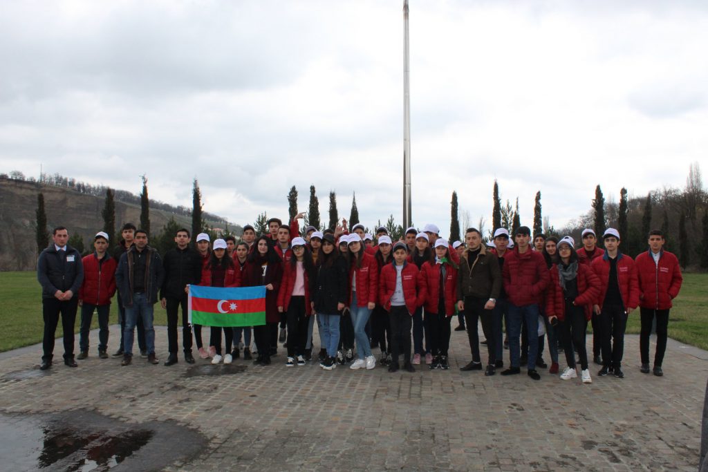 “Ölkəmizi tanıyaq” maarifləndirici tur-aksiya iştirakçıları Quba şəhərində “Soyqırımı Memorial Kompleksi”ndə