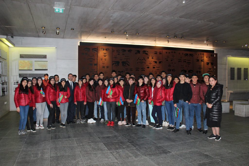 “Ölkəmizi tanıyaq” maarifləndirici tur-aksiya iştirakçıları Quba şəhərində “Soyqırımı Memorial Kompleksi”ndə