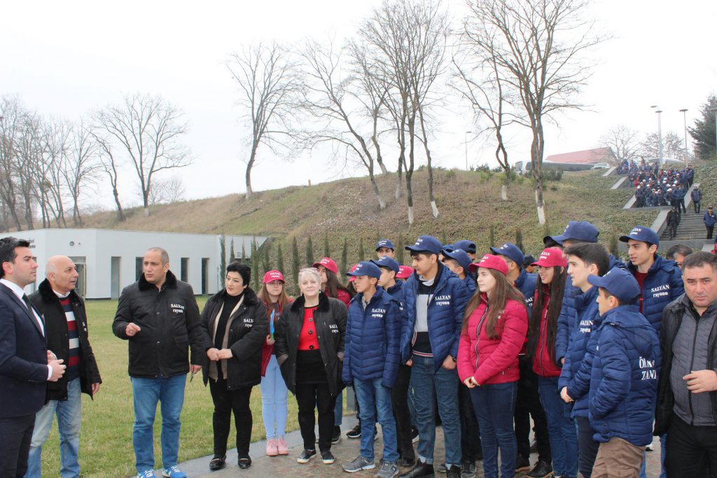 “Ölkəmizi tanıyaq” maarifləndirici tur-aksiya iştirakçıları Quba şəhərində “Soyqırımı Memorial Kompleksi”ndə